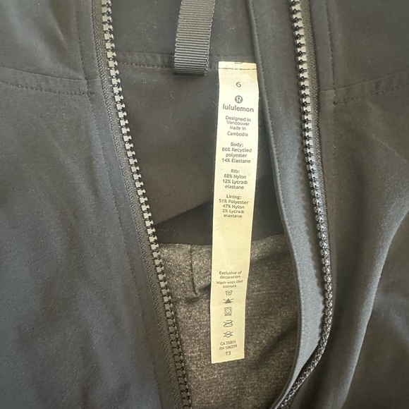 Lululemon size 6 like new zip up - Picture 3 of 6